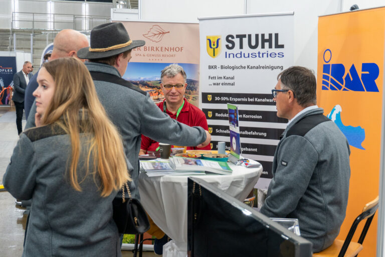Beratung am Stand von Stuhl Industries