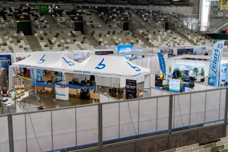 Messestände in der Halle