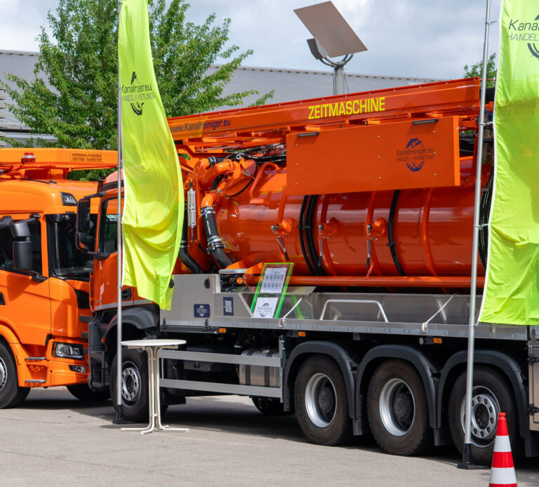 Kanalreinigungsfahrzeug im Außenbereich