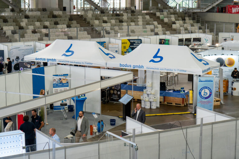 Ausstellung mit Zeltständen