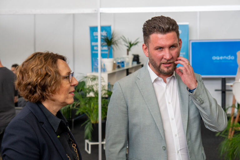 Besucher im Gespräch