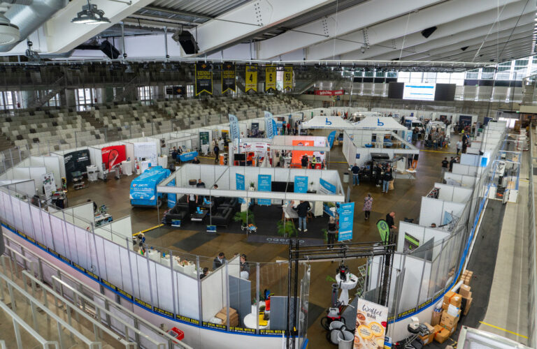Blick über die Ausstellung in der Arena mit dem aqendo-Stand