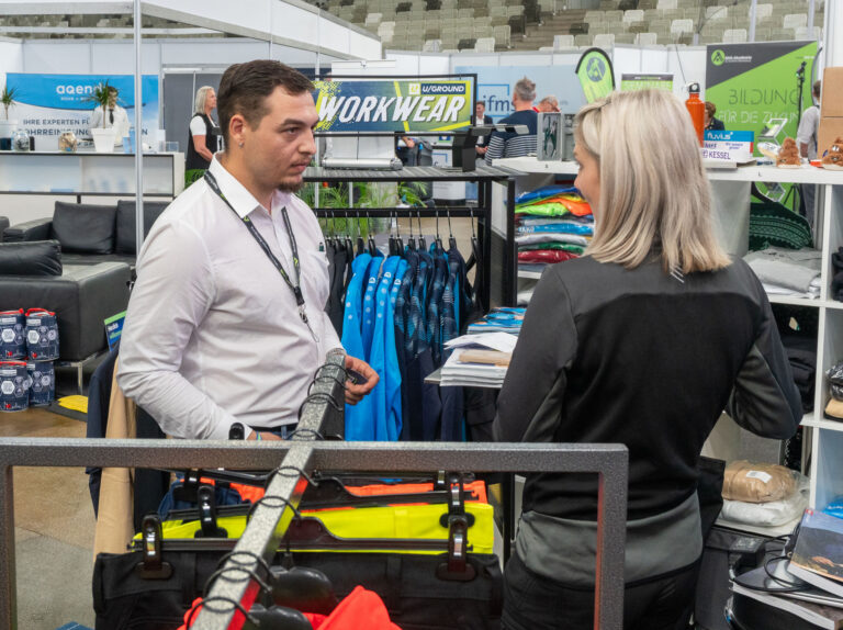 Beratung am u/ground-Workwear-Stand
