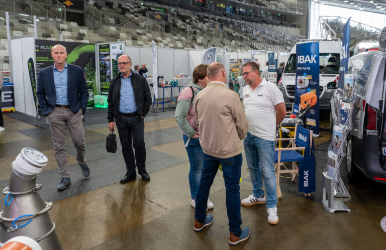 Fachbesucher in der Ausstellung